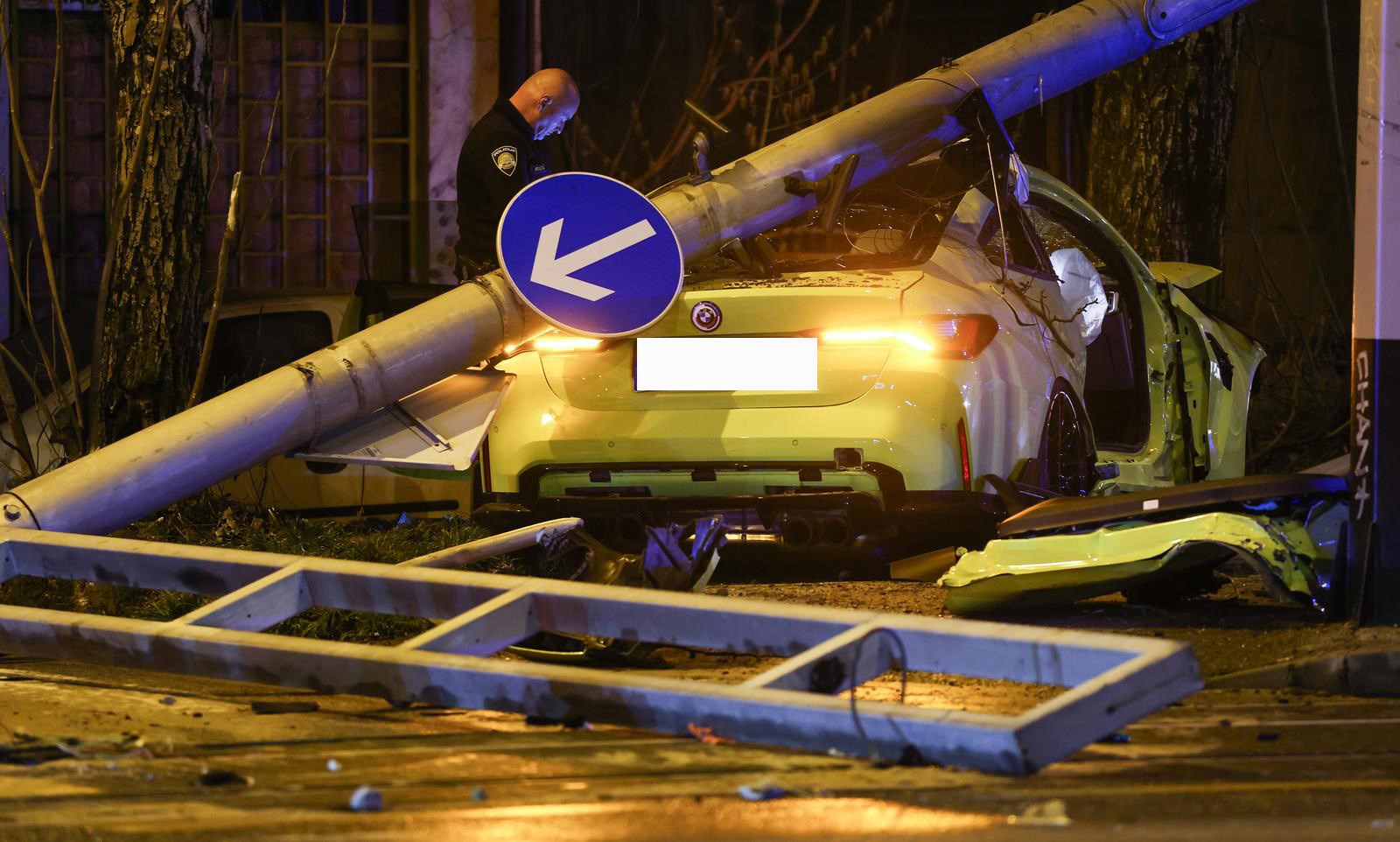 FOTO BMW-om srušio semafor u Zagrebu, suvozačica ostala prikliještena u autu