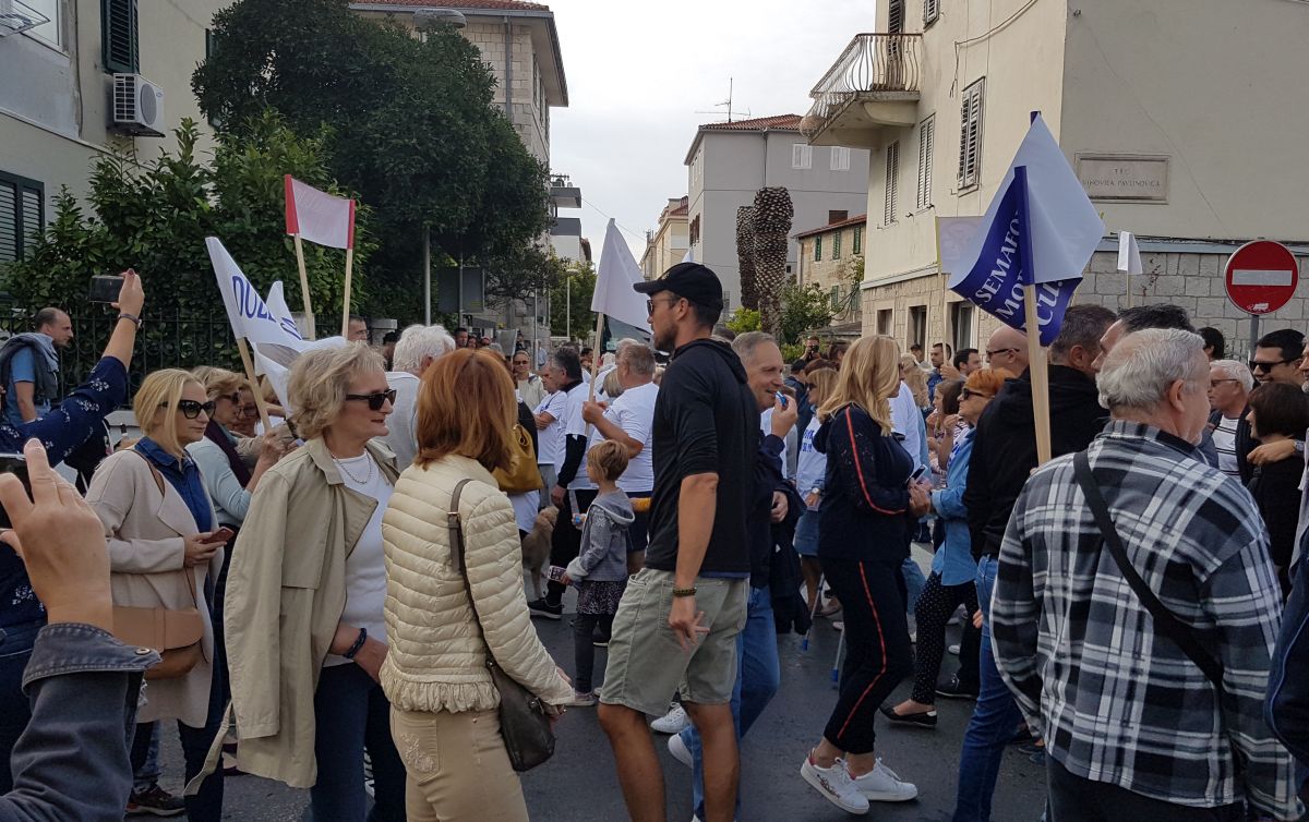 VIDEO Pobuna stanovnika na splitskim Bačvicama, dosta im je gužvi i prometa