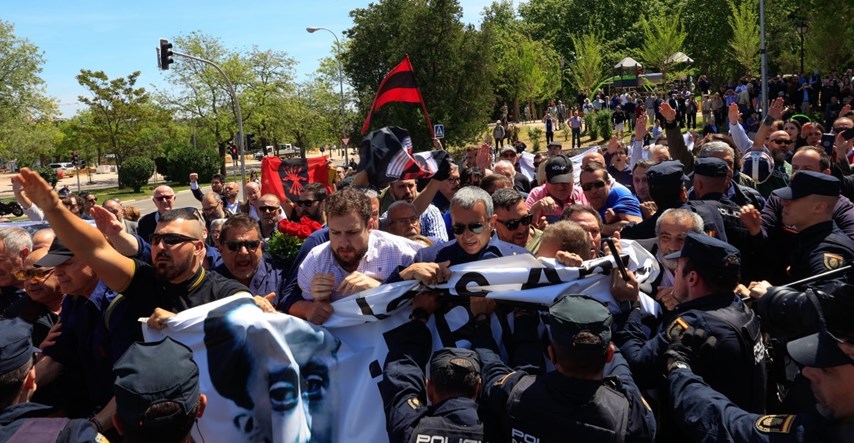 U Španjolskoj ekshumirani ostaci fašističkog vođe, ekstremni desničari pjevali