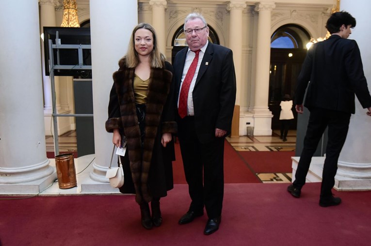 Vladimir Šeks s unukom Ivom pozirao na premijeri baleta u zagrebačkom HNK