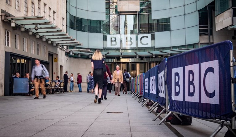 Britanske vlasti režu financiranje BBC-ja