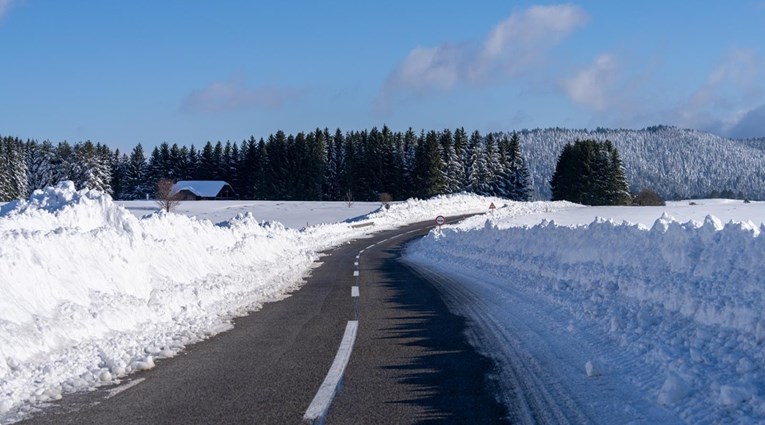 Otvorena autocesta kod Svetog Roka, zbog snijega zatvorene ceste u Lici i Slavoniji