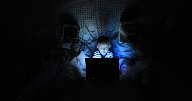 Studija: Više vremena pred ekranima šteti djeci, otežava im razvoj