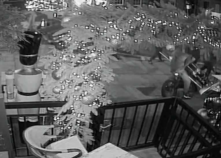 VIDEO Lopov na biciklu ukrao golem kip Orašara u Edinburghu