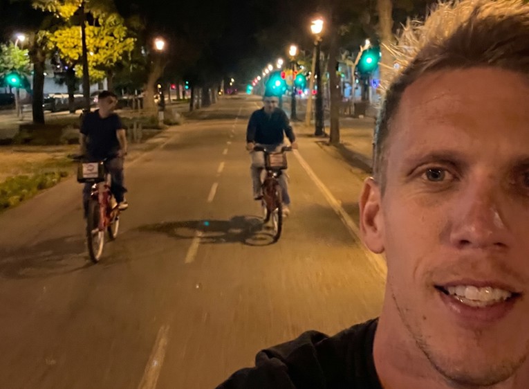 VIDEO Olmo usred noći izveo suigrače na puste ulice Barcelone