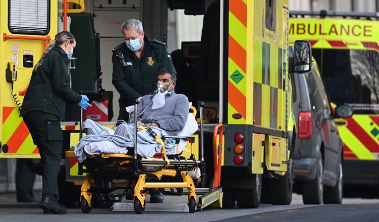 Britanska policija pomaže i vozi kola Hitne pomoći, umrlo više od 80.000 ljudi
