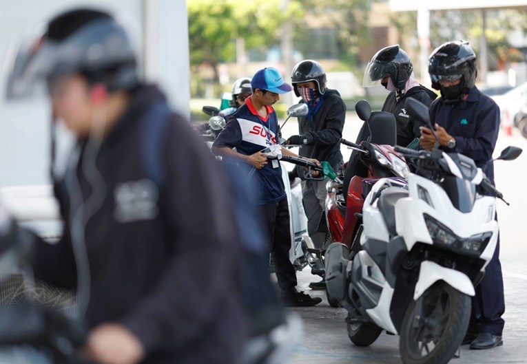 Nestašica goriva diljem svijeta. Države uvode štednju i ograničenja