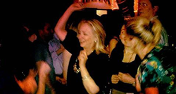 Clinton fotografijom sa zabave podržala Sannu Marin i poručila joj: Samo pleši