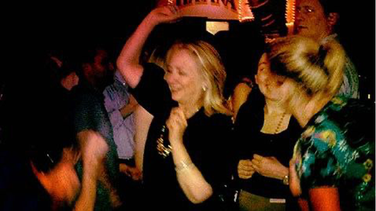 Clinton fotografijom sa zabave podržala Sannu Marin i poručila joj: Samo pleši