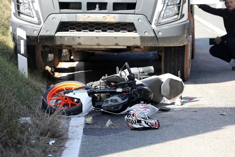 UZNEMIRUJUĆE U prometnoj nesreći u Istri poginuo motociklist