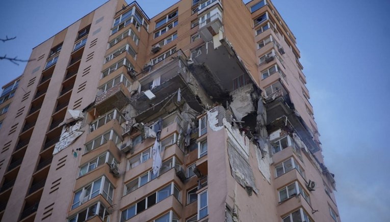 Stambena zgrada u Kijevu pogođena projektilom
