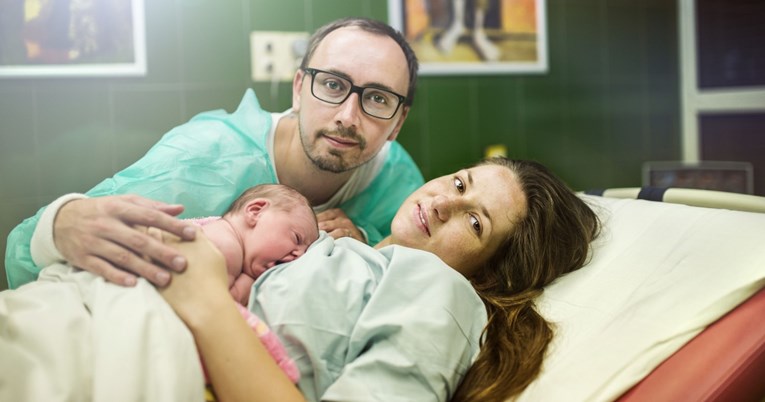 Internet-debata: Trebaju li očevi ostati s majkama u bolnici noć nakon porođaja?