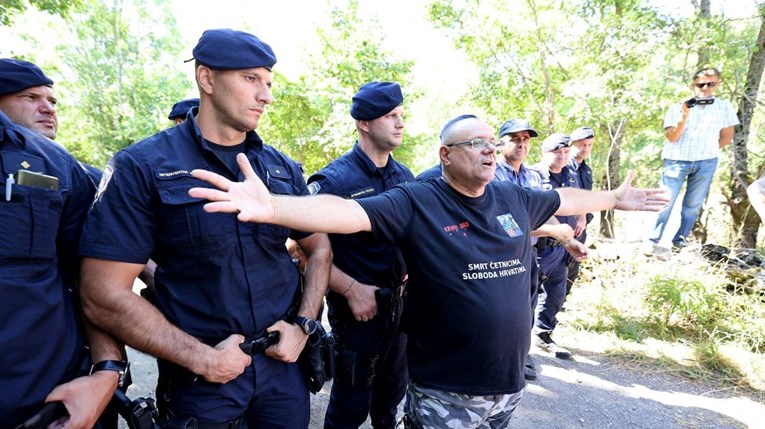 Srpsko narodno vijeće u Deringaju održalo skup za žrtve Oluje, A-HSP imao kontraskup