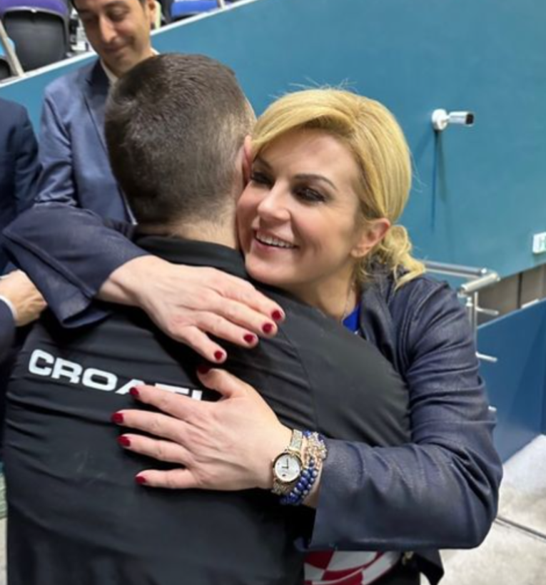 Kolinda čestitala Tinu Srbiću na zlatu, objavila fotku na kojoj ga grli