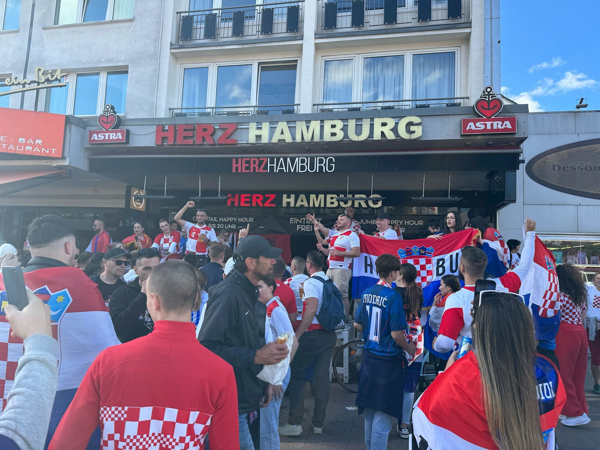 VIDEO Hrvatski navijači nakon utakmice u Hamburgu zapjevali pjesmu Moja Hercegovina