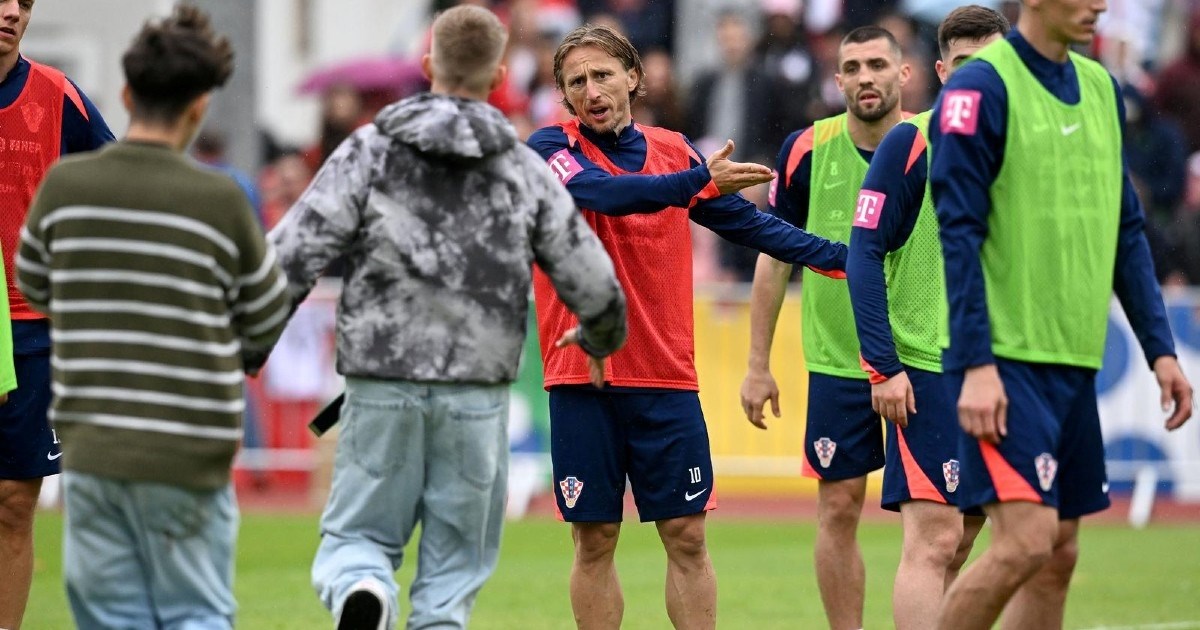 FOTO Navijači upali na teren na treningu Hrvatske. Modrić ih molio da se maknu