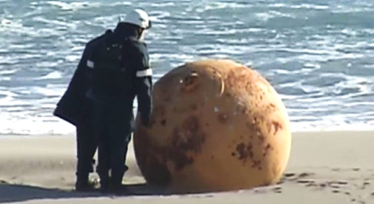 VIDEO Na japanskoj obali pronađena misteriozna kugla, policija ogradila područje