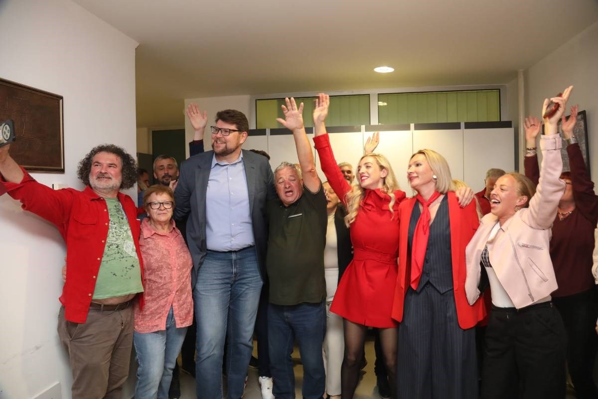 (210 cm visok) Peđa Grbin slavio s SDP-ovcima u stožeru. Fotke su dosta jake