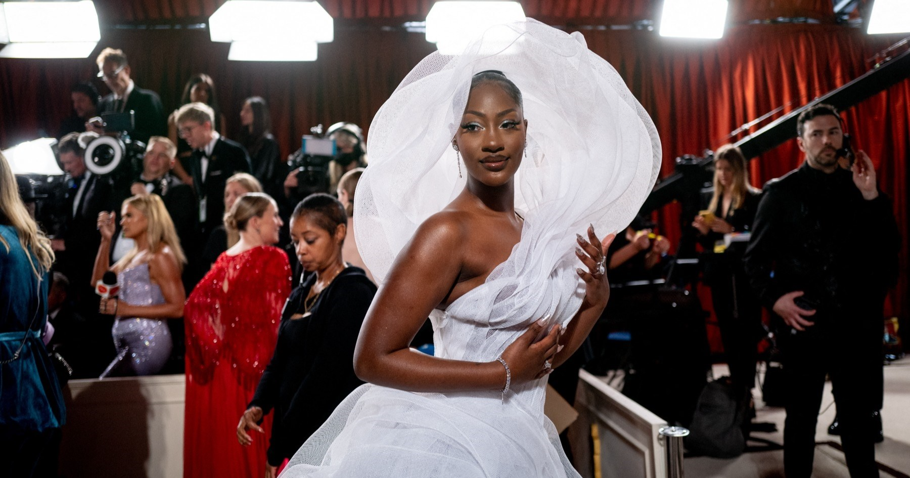 Tko je žena koja je haljinom zaklanjala pogled ljudima na dodjeli Oscara?