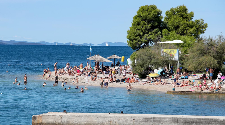 Hladno vam je? Pogledajte kako danas izgleda plaža u Zadru