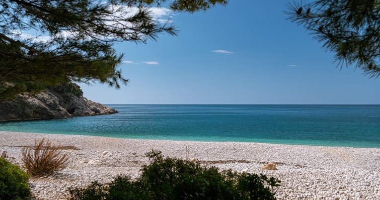 Ovu plažu na Cresu mnogi smatraju najljepšom na otoku, u jeku sezone zna biti krcata