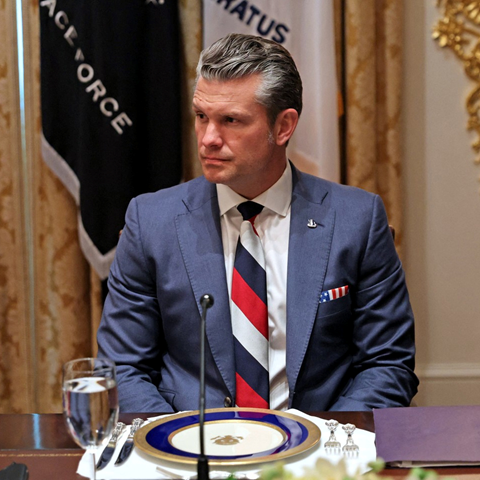 Trumpov ministar obrane na sastanku sa Zelenskim nosio kravatu ruske trobojnice