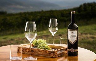 Tri istarske vinarije organiziraju kušanje vina i obilazak podruma - helikopterom