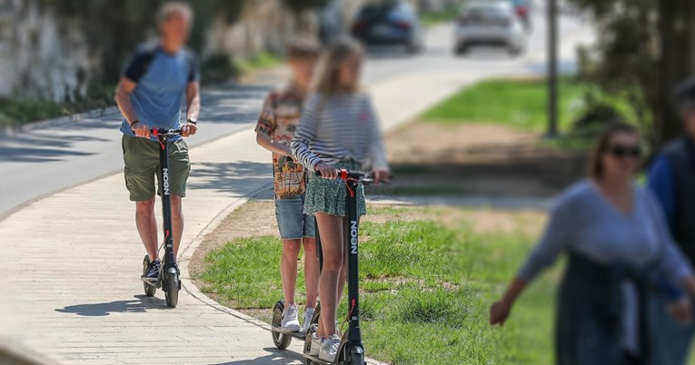 Dvije curice u Kutini pale s električnog romobila, lakše su ozlijeđene