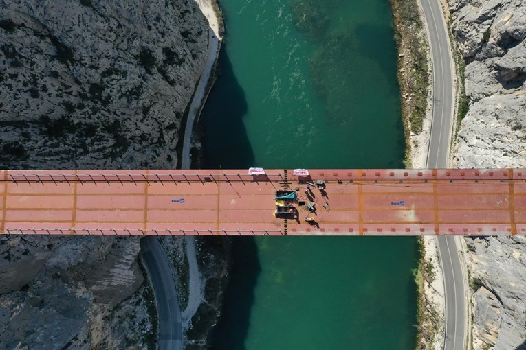 FOTO Pogledajte kako je izgledalo spajanje mosta u Omišu. Sutra svečanost
