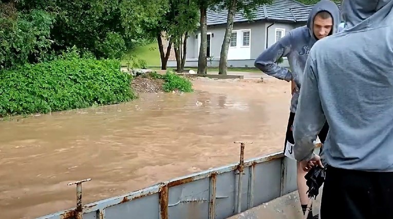 VIDEO Velike poplave na sjeveroistoku BiH, stotine kuća pod vodom
