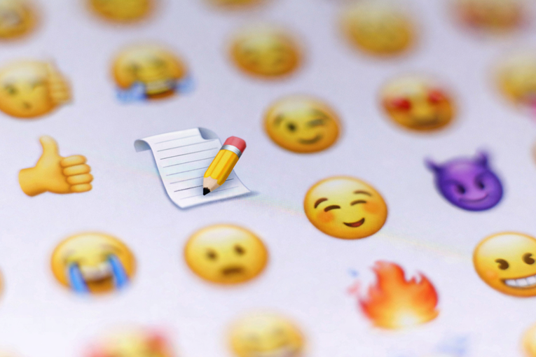 Otkriveno što piše na emojiju📃, ljudi ne mogu vjerovati