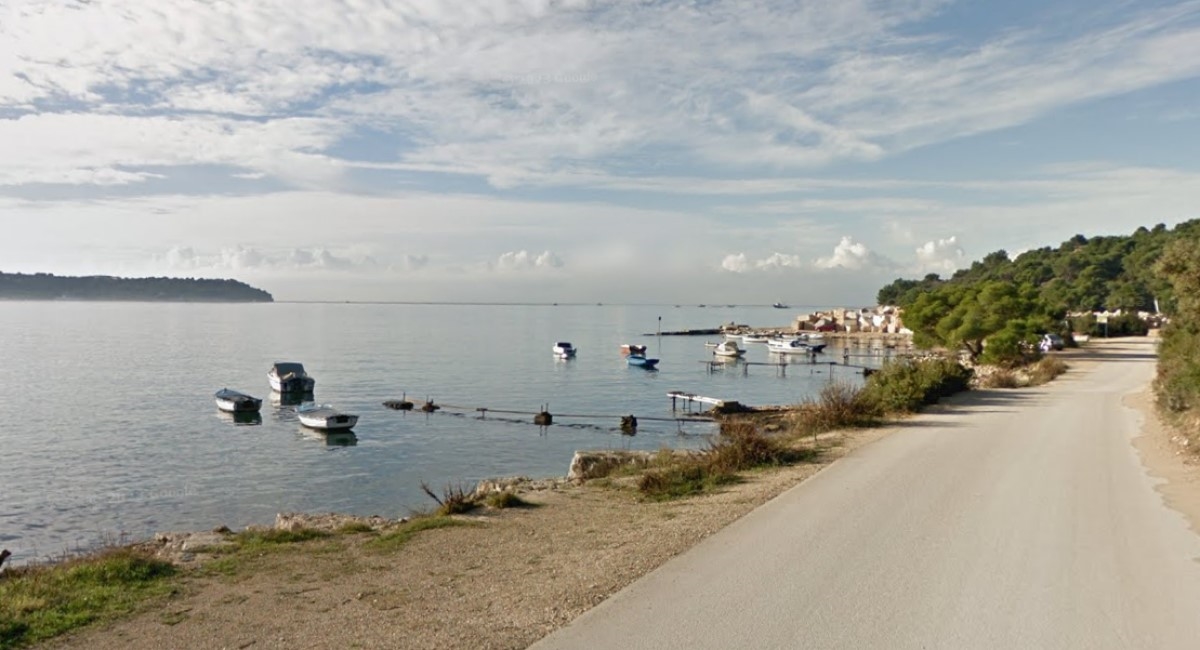 Na plaži u Puli tukao psa, pokušao pobjeći na SUP-u pa udario policajca