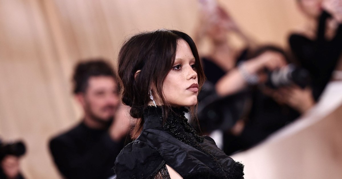 Jenna Ortega ukrala poglede na Zlatnim globusima u haljini s hrabrim izrezima