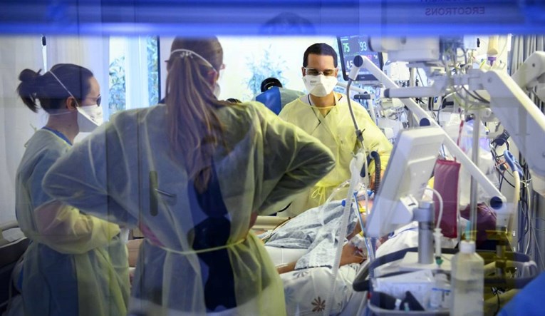 U Engleskoj raste broj hospitaliziranih s covidom, u bolnicama više od 8400 ljudi