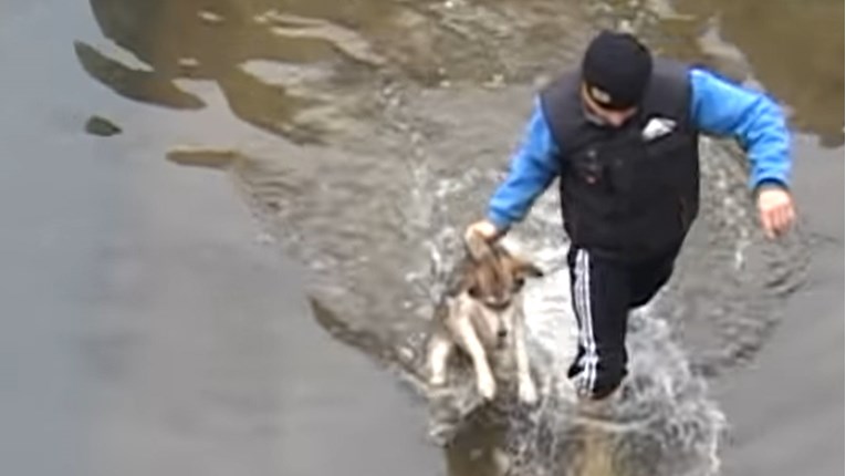 Pogledajte što je pas napravio kada su ga prolaznici spasili iz ledene vode