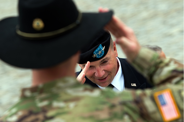 Umirovljeni general: Europljani, prestanite laskati Trumpu. Prepustio vas je Rusiji