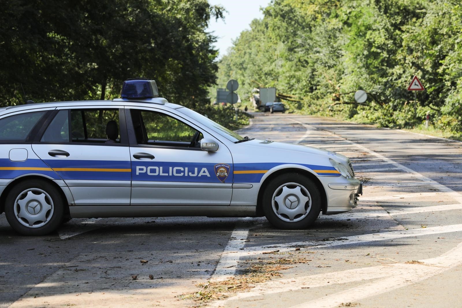 Policija zaustavila auto. Vozio ga klinac (15), unutra su bila 4 njegova prijatelja