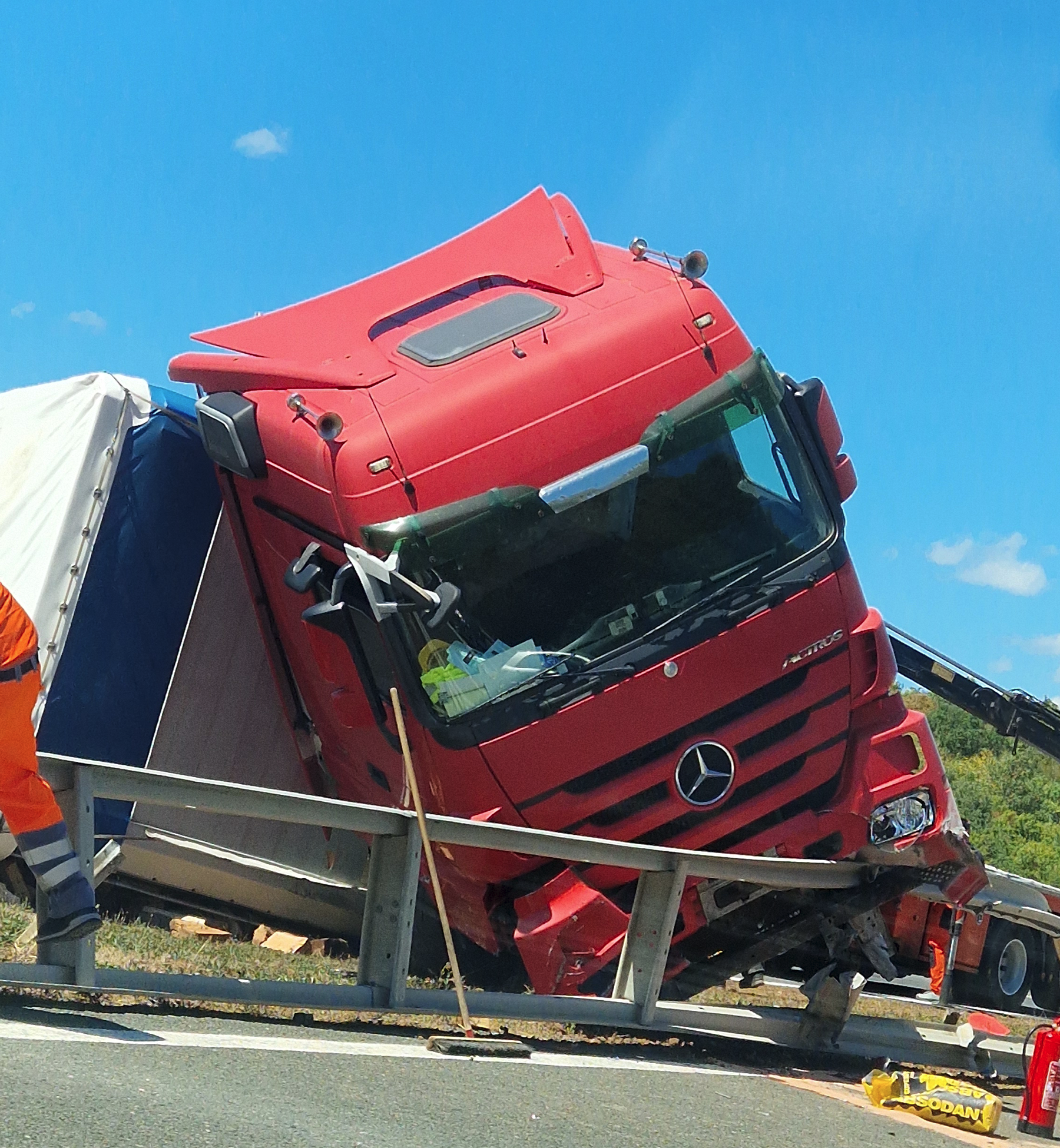 FOTO Pogledajte slike s A1, kamion se prevrnuo preko obje trake i prekinuo promet