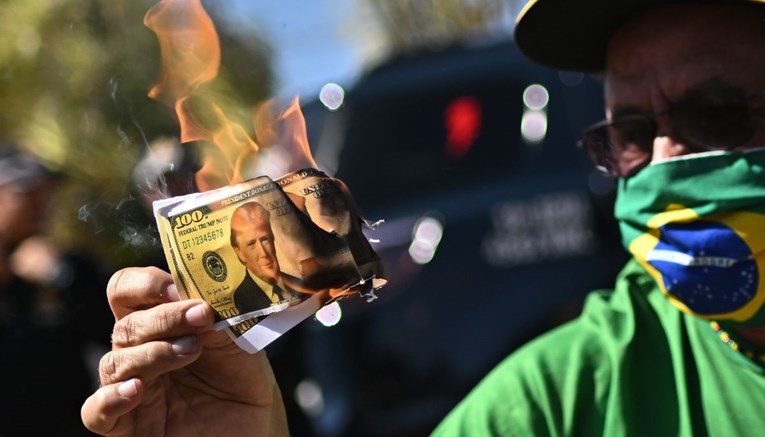 Trump uveo carine za hrpu zemalja, podijelio važan otkaz. Pravdao odluke novinarima