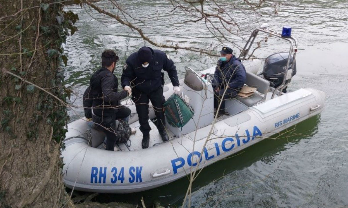 VIDEO Migranti zapeli na otoku usred Une, policija ih izbavila i ugrijala