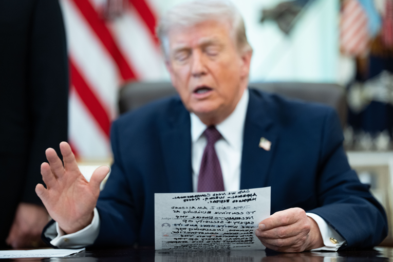 Trump šalje zbunjujuće poruke. "To je namjerno, on igra 12-dimenzionalni šah"