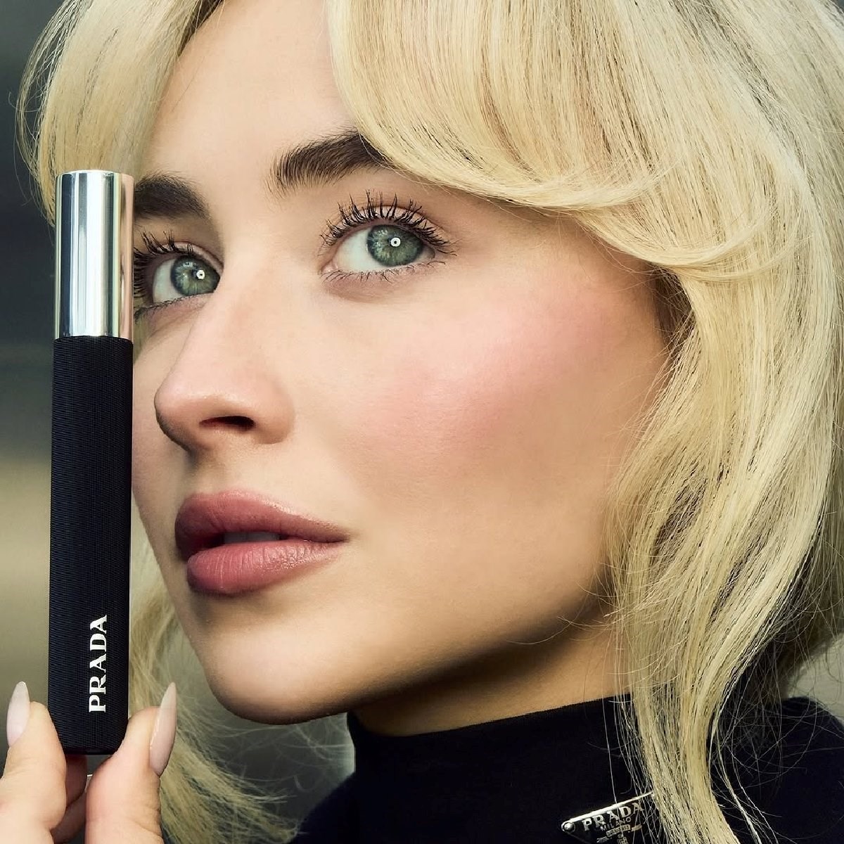 Sabrina Carpenter blista u novoj Prada Beauty kampanji