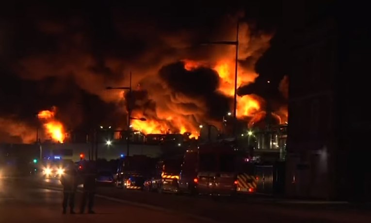 VIDEO Ogroman požar u tvornici opasnih kemikalija u Francuskoj, gori satima