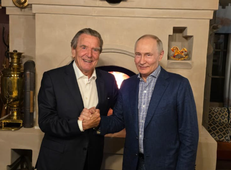 FOTO Putin proslavio 74. rođendan s bivšim njemačkim kancelarom. Kremlj objavio slike