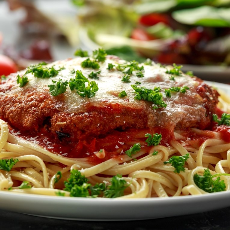 Prvo pohana, a onda zapečena u umaku sa sirom - ovakva piletina će vas oduševiti