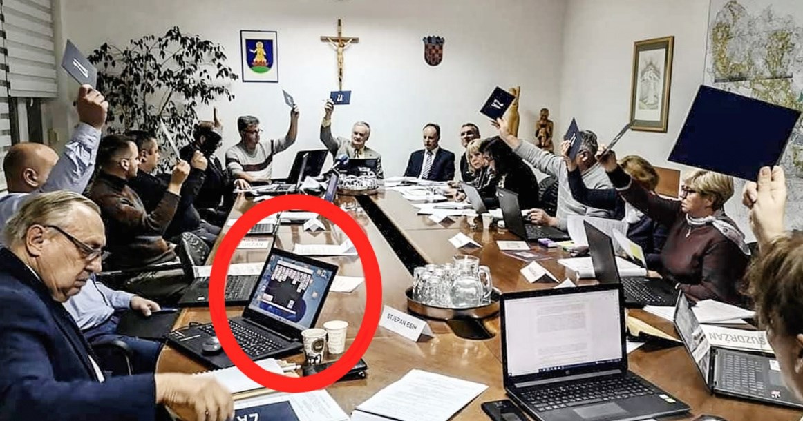 FOTO Lokalni vijećnik snimljen dok igra solitaire na sjednici: "Morao sam se smiriti"