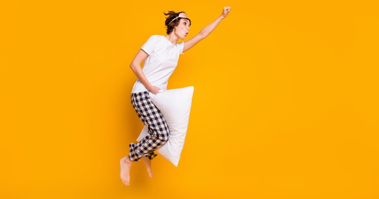 Četiri razloga zbog kojih ćete početi spavati s jastukom među nogama
