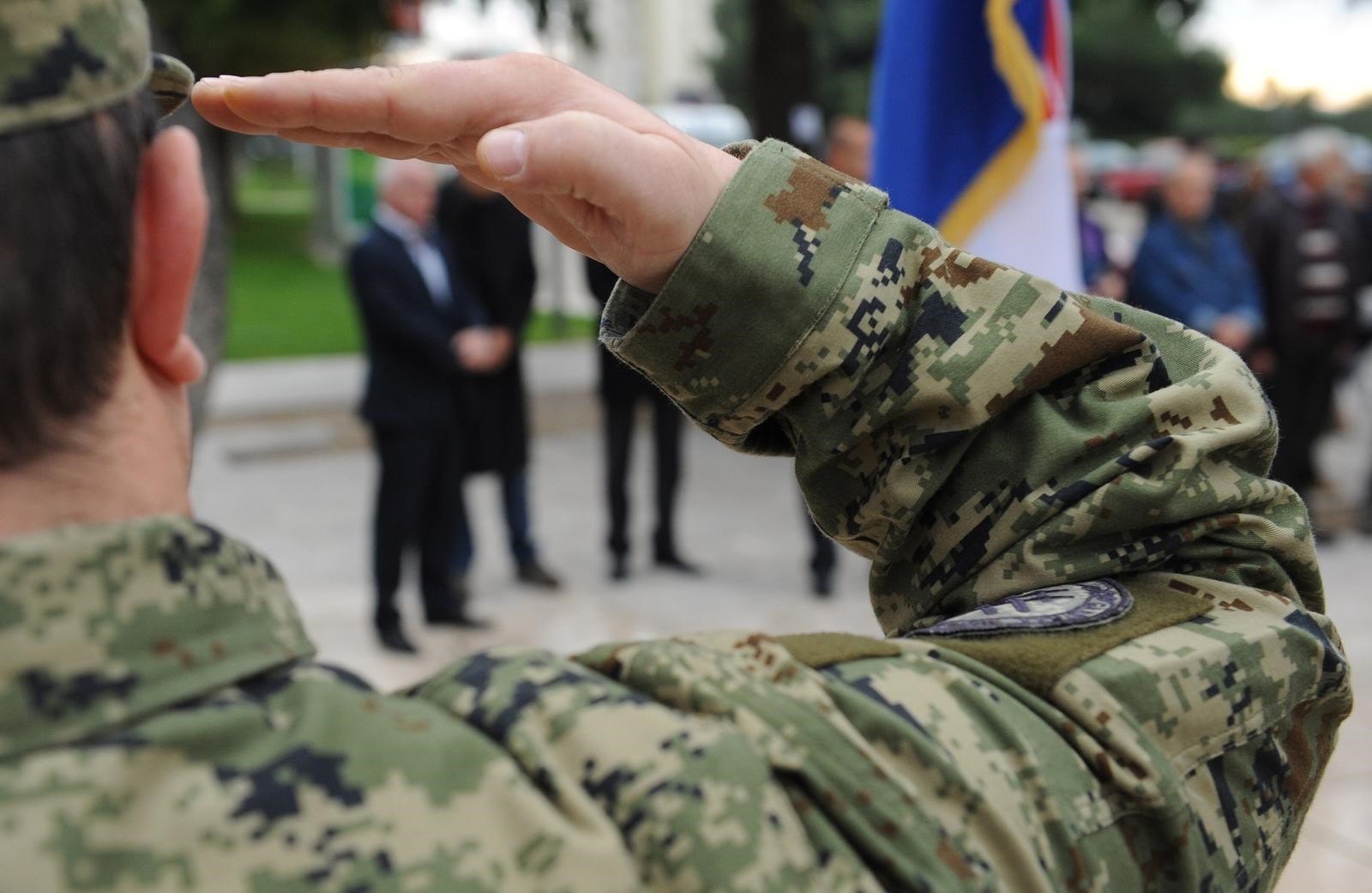 Selak Raspudić predložila novi službeni pozdrav Hrvatske vojske