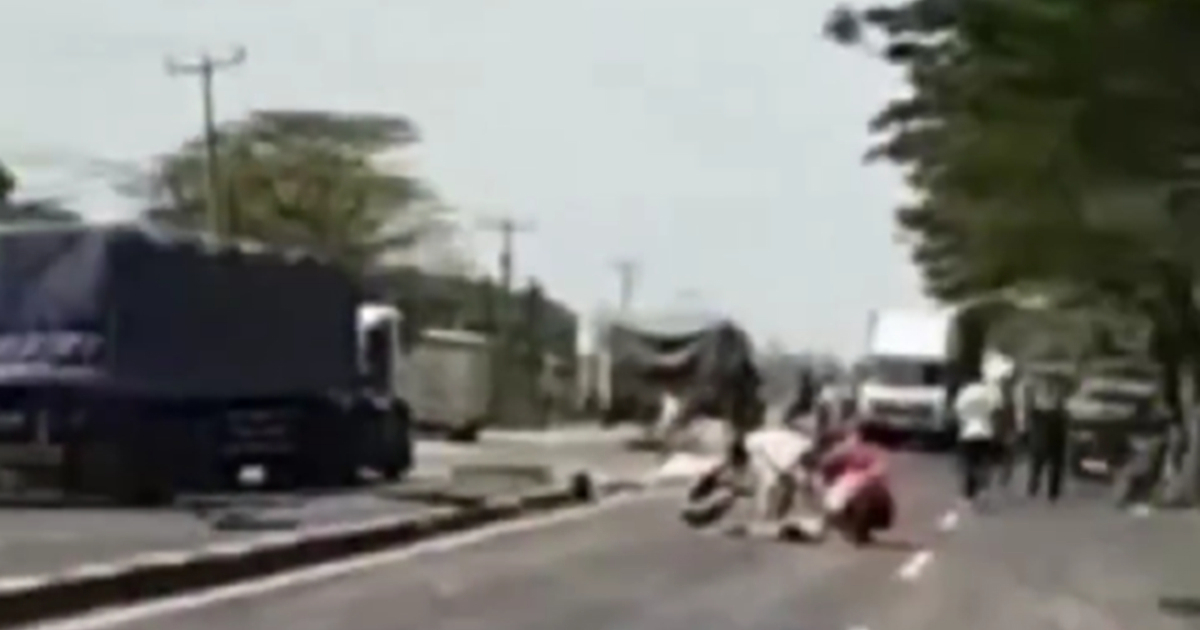 U kamionetu se vraćali sa svadbe u Indoneziji pa poginuli u sudaru. 13 mrtvih