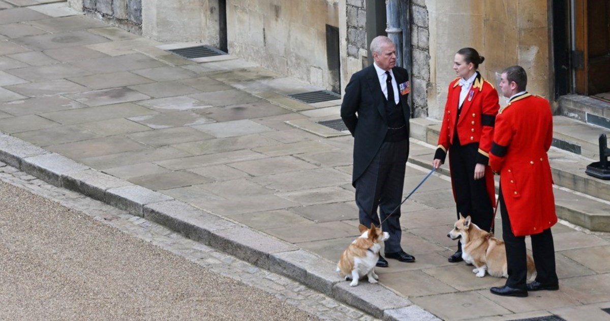 Kraljičin lijes ispred Windsora dočekali njezini korgiji